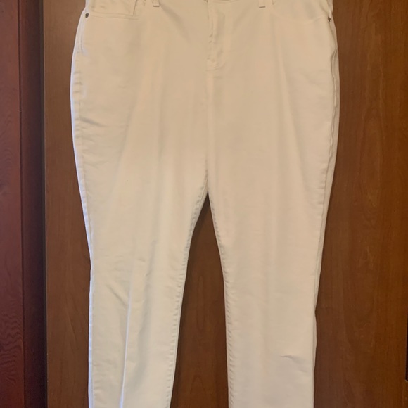 Old Navy Womens White “Curvy” mid rise Jeans - Picture 2 of 5